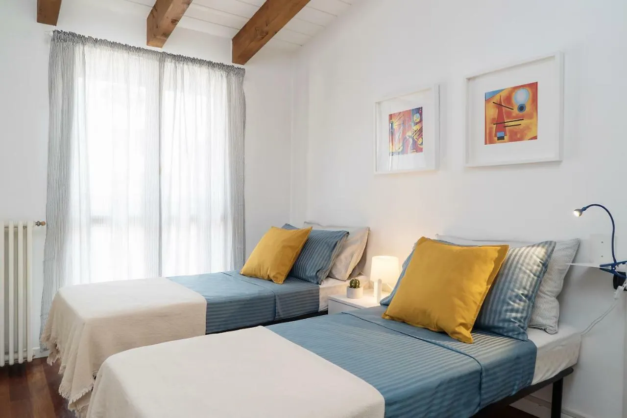 Large Apartment In Milan Center 이탈리아