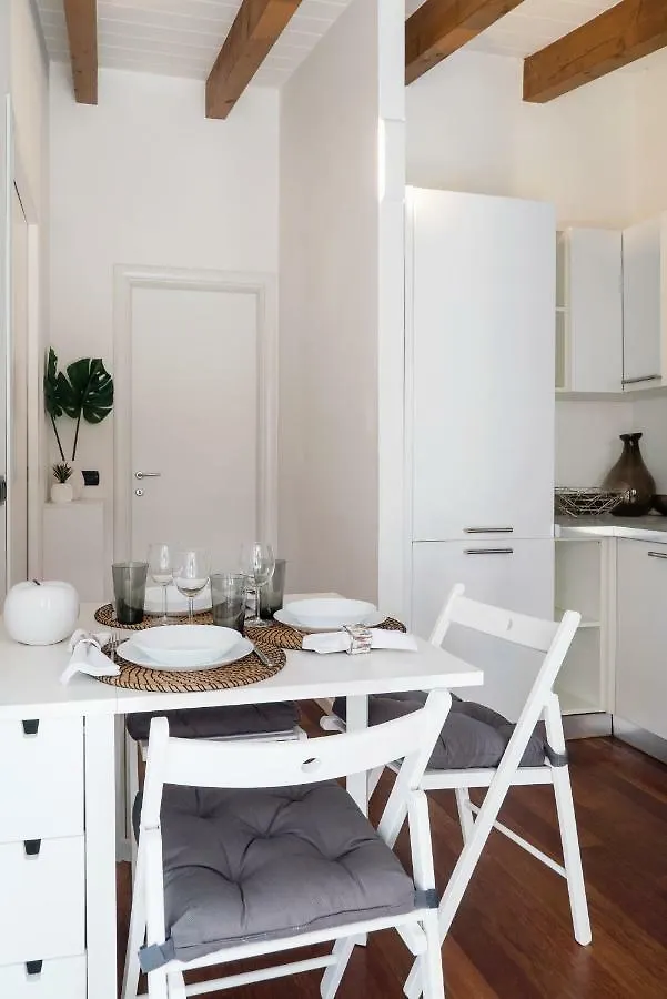 Large Apartment In Milan Center 이탈리아
