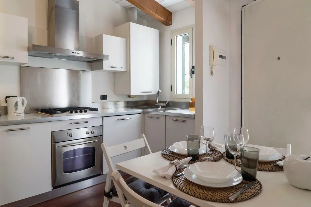 Large Apartment In Milan Center 이탈리아